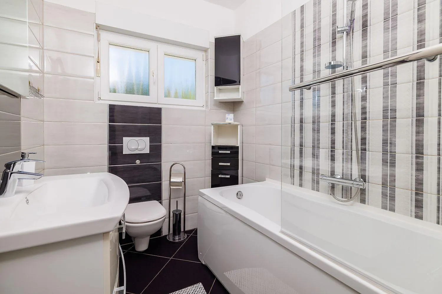 Modernes Apartment Nur 300 Meter Zum Strand Mit Meerblick, Waschmaschine, Trockner, Grill Novi Vinodolski